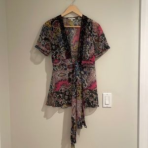 CAbi kimono top.  Short sleev, w/ bottom.  Detailed belt. Lace front trim. Sz S